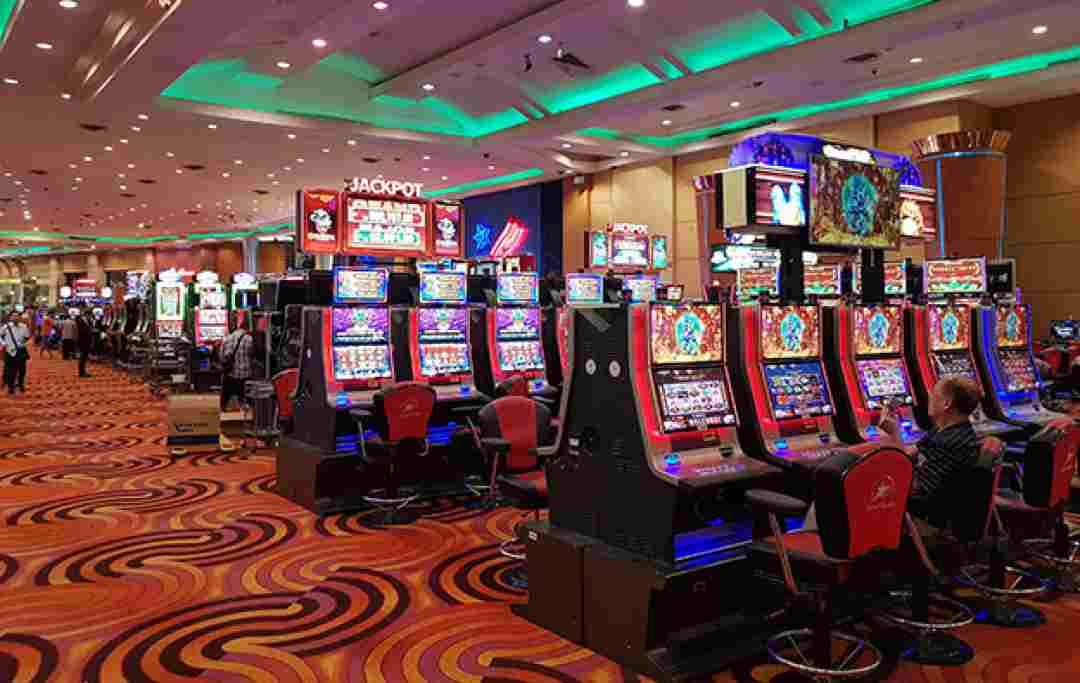 Các trò chơi tại casino được chia thành hai khu vực riêng để phục vụ người chơi